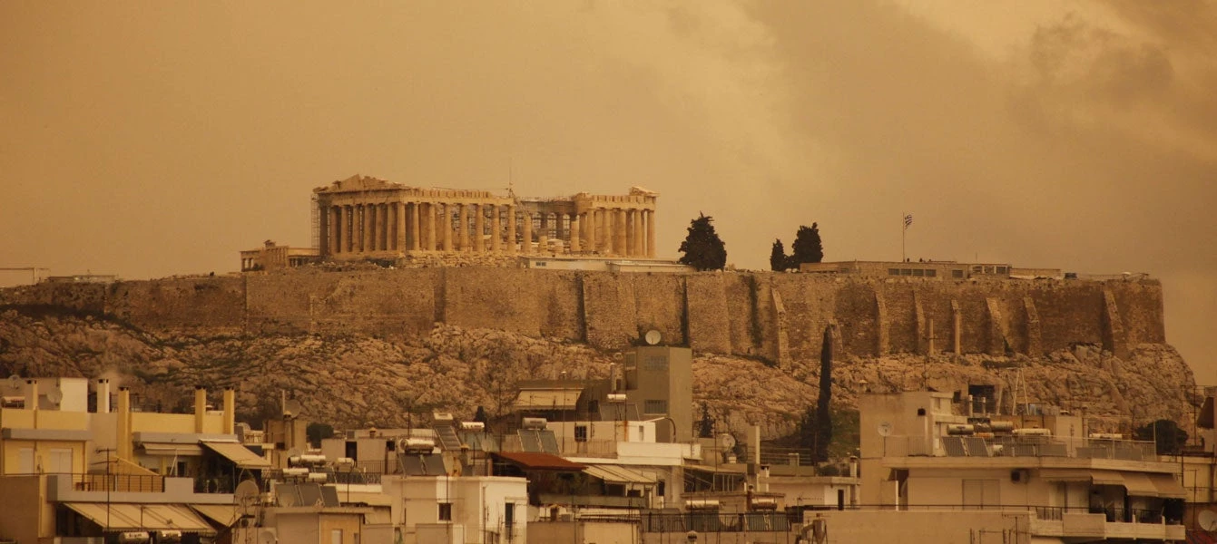 Σύννεφα και βροχές σήμερα – Παραμένει η αφρικανική σκόνη